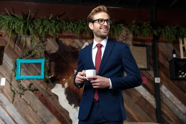 Felice Giovane Uomo Affari Cerca Lato Bere Caffè Sorridere Piedi — Foto Stock