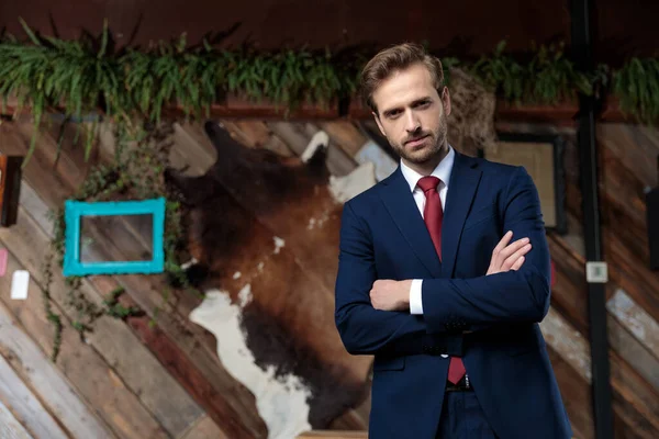 Sexy Jong Zakenman Pak Kruising Armen Staan Een Coffeeshop — Stockfoto