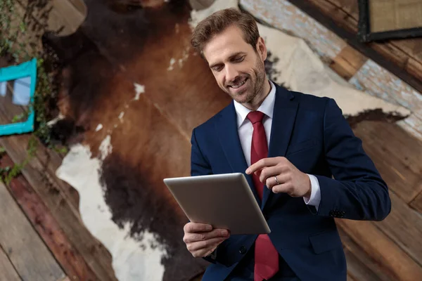 Elegante Uomo Affari Sorridente Tenere Scheda Seduto Coffeeshop — Foto Stock