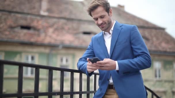 Atractivo Hombre Negocios Vistiendo Traje Azul Marino Pie Con Mano — Vídeo de stock