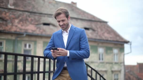 Sexy Geschäftsmann Marine Anzug Der Sich Auf Ein Geländer Stützt — Stockvideo