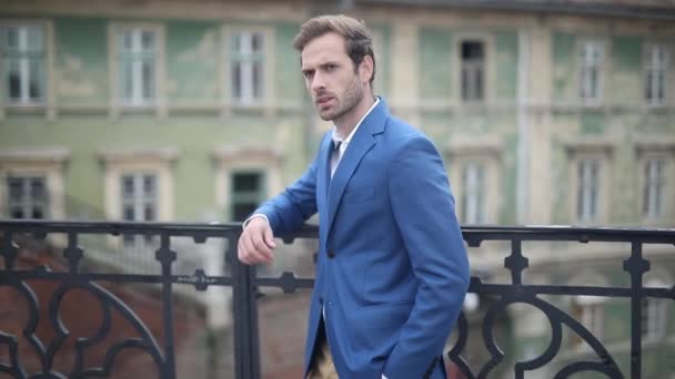 Yakışıklı Adamı Donanma Takımı Giymiş Elleri Cebinde Ceketini Düzeltiyor Sonra — Stok video
