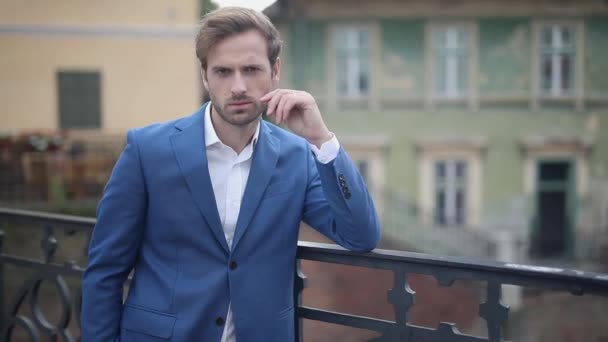 Joven Hombre Negocios Con Traje Azul Marino Descansando Barandilla Con — Vídeo de stock