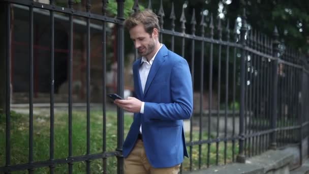 Young Businessman Wearing Navy Suit Walking Hand Pocket While Texting — Stock Video