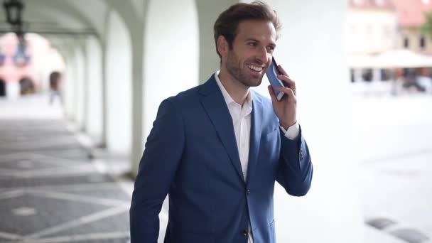 Joven Hombre Negocios Vistiendo Traje Azul Marino Pie Iniciando Una — Vídeos de Stock