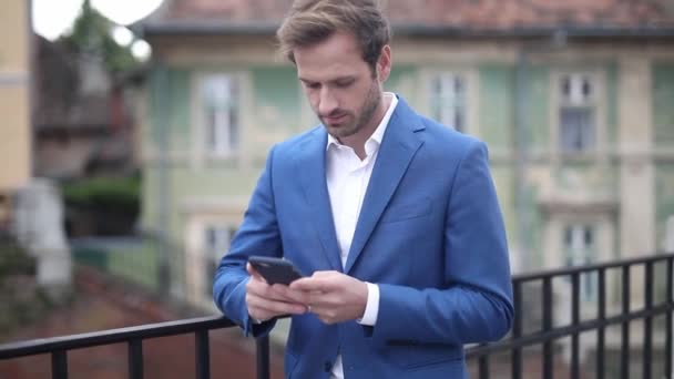 Szexi Üzletember Tengerész Öltöny Pihen Korláton Sms Ezik Telefonján Boldog — Stock videók