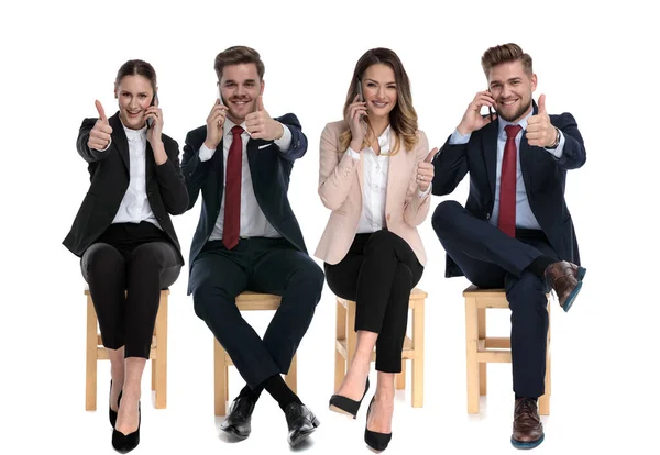 Equipe Empresários Alegres Falando Telefones Dando Polegares Para Cima Enquanto — Fotografia de Stock