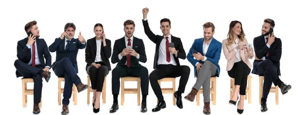 Team Van Zakenmannen Vieren Tijdens Het Werken Hun Telefoons Zitten — Stockfoto