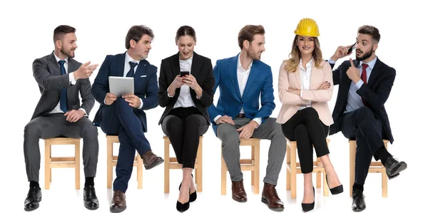 Equipo Hombres Negocios Hablando Entre Sosteniendo Teléfono Tableta Usando Casco — Foto de Stock