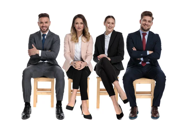 Team Positiva Affärsmän Ler Och Håller Armarna Korsade När Sitter — Stockfoto