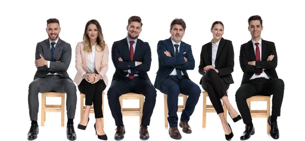 Zespół Godnych Zaufania Biznesmenów Uśmiechających Się Patrzących Przyszłość Siedząc Krzesłach — Zdjęcie stockowe