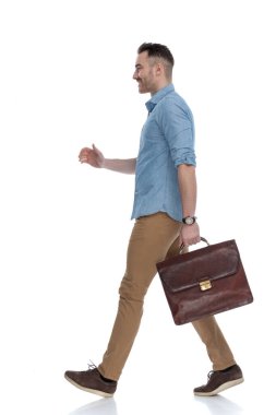 Mavi gömlek giyerken gülümseme ve beyaz stüdyo arka planına basma.