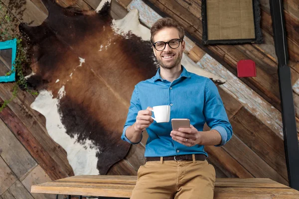 Modello Positivo Sorridente Che Tiene Mano Tazza Caffè Telefono Mentre — Foto Stock