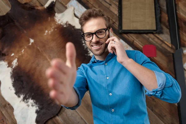 Pozitif Model Sıkışmaya Uzanıyor Mavi Gömlek Gözlük Takıp Telefonla Konuşuyor — Stok fotoğraf