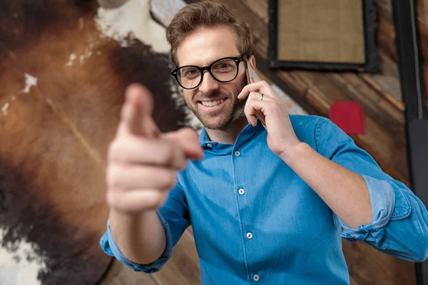 Cheerful Model Pointing Forward Talking Phone While Wearing Blue Shirt — Stock Photo, Image