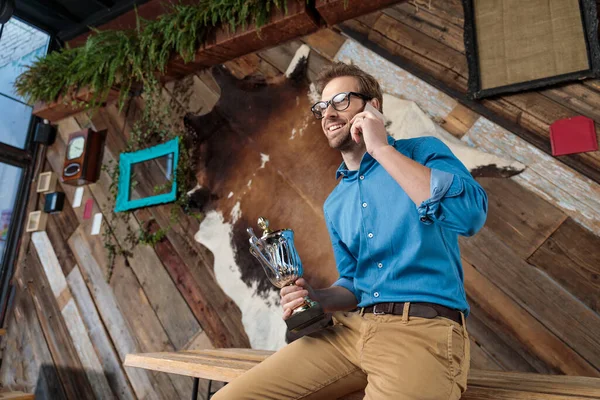 Mutlu Manken Gülüyor Kupa Tutuyor Telefonla Konuşuyor Mavi Gömlek Gözlük — Stok fotoğraf