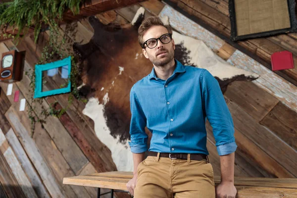 Modelo Ansioso Mirando Hacia Otro Lado Curiosamente Mientras Usa Camisa —  Fotos de Stock