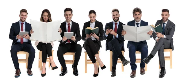 Team Van Zakenmannen Lezen Uit Boeken Kranten Tafels Telefoons Afwachting — Stockfoto