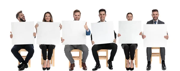 Equipo Hombres Negocios Sosteniendo Cartelera Blanco Mientras Que Uno Ellos — Foto de Stock