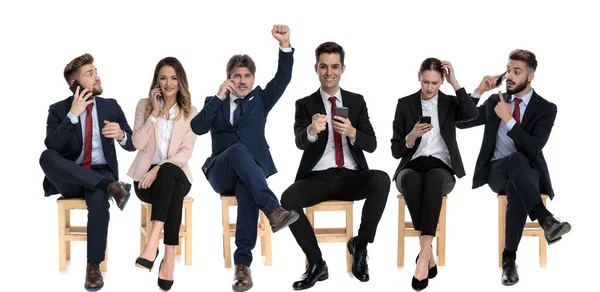 Equipo Hombres Negocios Hablando Leyendo Apuntando Sus Teléfonos Mientras Están — Foto de Stock