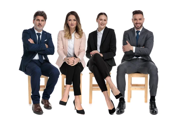 Equipo Empresarios Positivos Sonriendo Sosteniendo Sus Brazos Cruzados Mientras Están — Foto de Stock