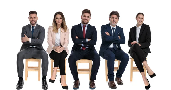 Equipo Hombres Negocios Positivos Sonriendo Mientras Esperan Una Entrevista Trabajo — Foto de Stock