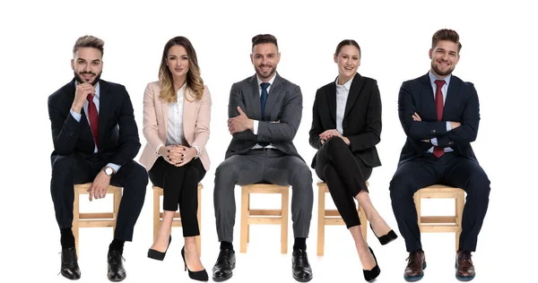 Equipo Hombres Negocios Felices Sonriendo Mientras Esperan Una Entrevista Trabajo — Foto de Stock