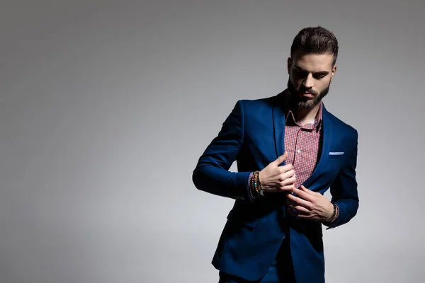 Homem Negócios Atraente Vestindo Terno Marinha Ajustando Sua Jaqueta Dramática — Fotografia de Stock