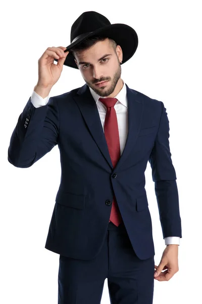 Empresário Confiante Olhando Para Frente Fixando Seu Chapéu Enquanto Vestindo — Fotografia de Stock