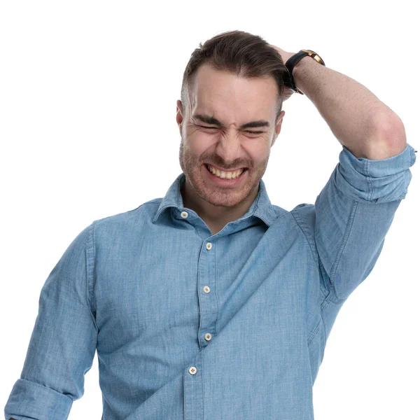 Смешной Случайный Человек Держащий Руку Голове Смеющийся Голубой Рубашке Стоя — стоковое фото