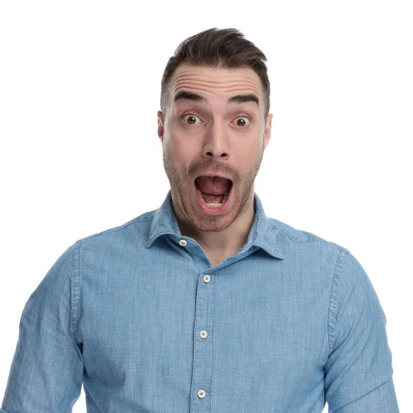 Surprised Casual Man Gasping Making Funny Face While Wearing Blue — Stock Photo, Image