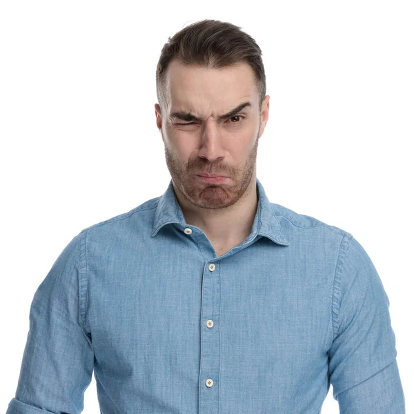 Disfarçado Casual Homem Franzindo Testa Enquanto Vestindo Camisa Azul Fundo — Fotografia de Stock