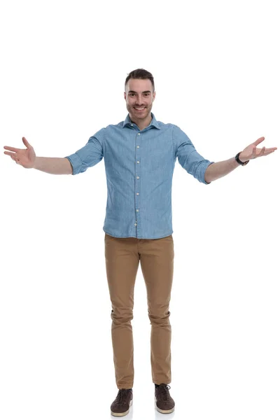 Cheerful Casual Man Welcoming His Hands Wide Open While Wearing — Stock Photo, Image