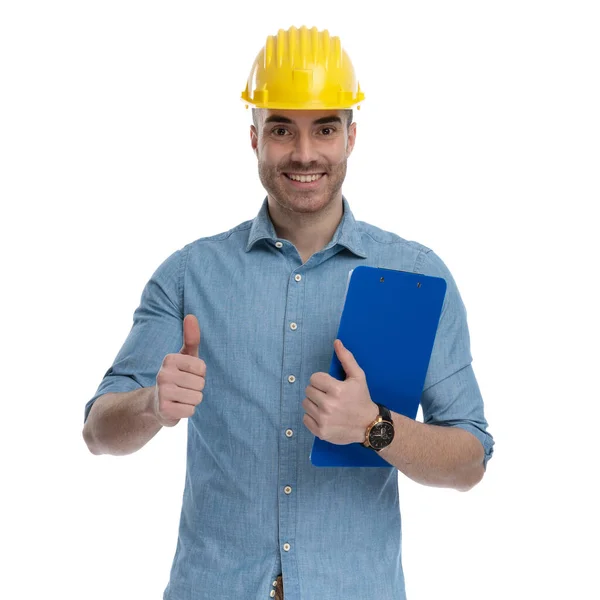 Positivo Uomo Casual Gesticolando Tenendo Appunti Indossando Casco Sicurezza Piedi — Foto Stock