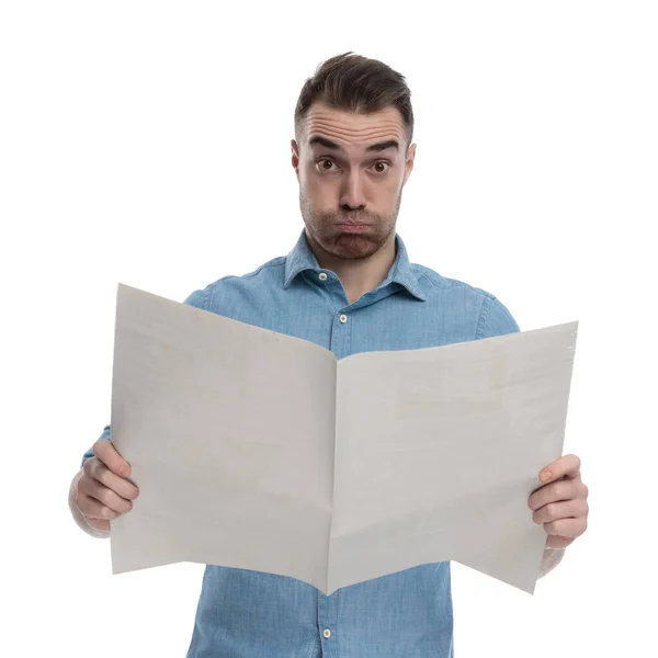 Gestörter Lässiger Mann Beim Lesen Von Zeitungen Und Stirnrunzeln Während — Stockfoto