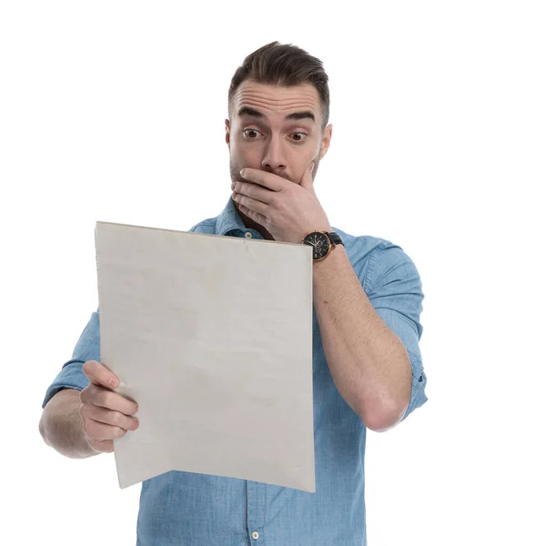 Amazed Casual Man Reading Newspaper Gasping Covering Mouth While Wearing — Stock Photo, Image