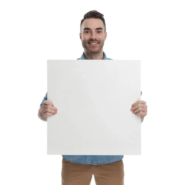 Hombre Casual Positivo Sosteniendo Cartelera Blanco Sonriendo Mientras Usa Camisa — Foto de Stock