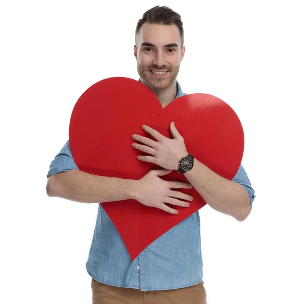 Glad Casual Man Kramar Hjärtform Och Leende När Bär Blå — Stockfoto