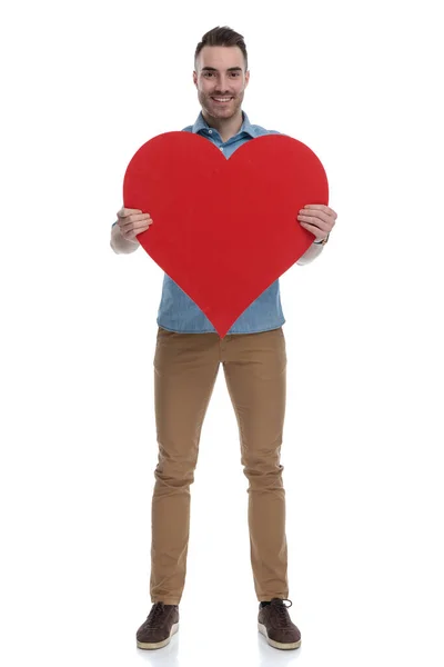 Mavi Gömlekli Beyaz Stüdyo Arka Planında Duran Kalp Şeklinde Gülen — Stok fotoğraf