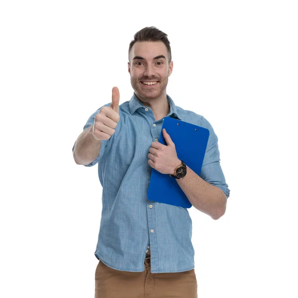 Vrolijke Casual Man Houden Klembord Het Geven Van Duimen Omhoog — Stockfoto