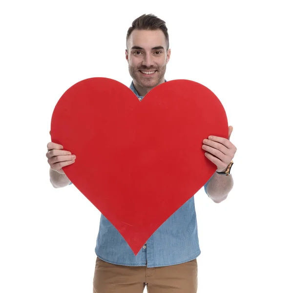 Positiv Avslappnad Man Som Håller Hjärtat Form Och Ler När — Stockfoto