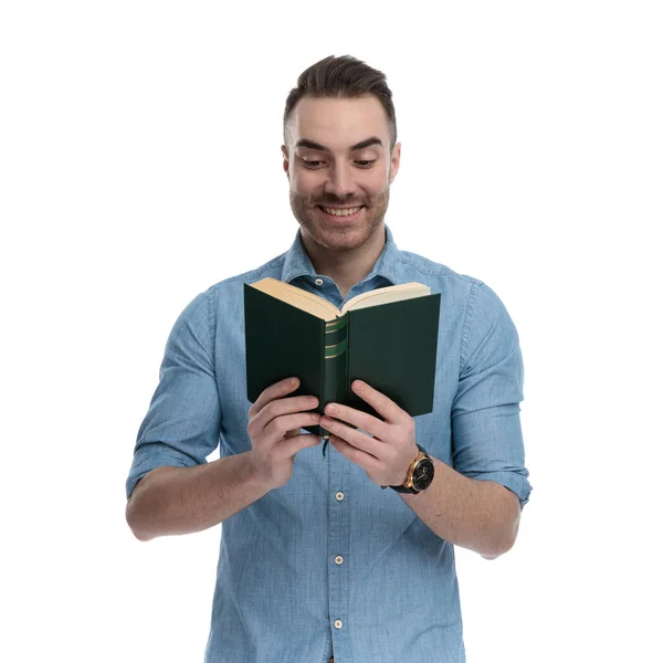 Guapo Libro Lectura Casual Sonriente Mientras Usa Camisa Azul Pie —  Fotos de Stock