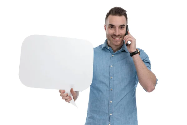 Positivo Casual Sosteniendo Burbuja Habla Blanco Sonriendo Hablando Por Teléfono — Foto de Stock