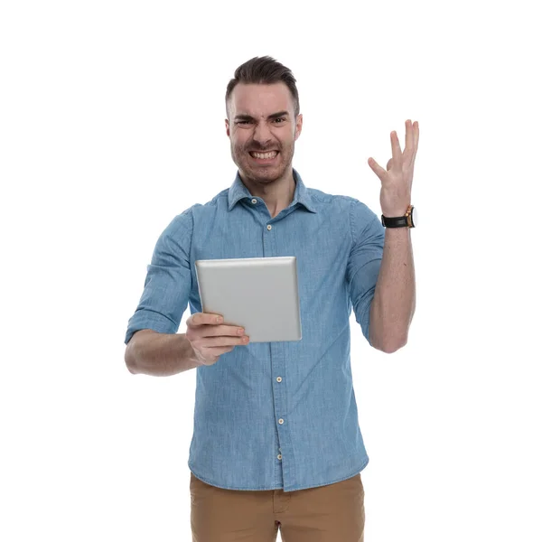 Θυμωμένος Casual Άνθρωπος Κρατώντας Tablet Και Gesturing Φορώντας Μπλε Πουκάμισο — Φωτογραφία Αρχείου