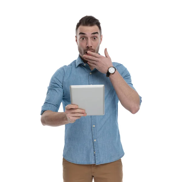 Surprised Casual Man Holding Tablet Covering His Mouth Gasping While — Stock Photo, Image