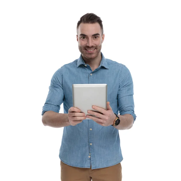 Mavi Gömlek Giyerken Elinde Tablet Tutan Gülümseyen Mutlu Bir Adam — Stok fotoğraf