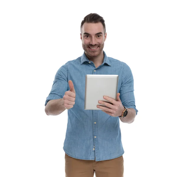 Positiv Lässiger Mann Mit Tablette Lächelnd Und Gestikulierend Während Blaues — Stockfoto