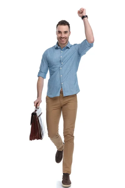 Feliz Homem Casual Celebrando Segurando Pasta Enquanto Vestindo Camisa Azul — Fotografia de Stock