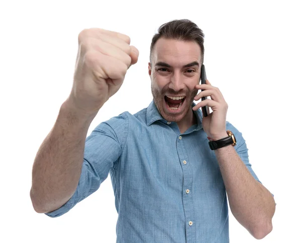 Alegre Homem Casual Falando Telefone Gritando Comemorando Enquanto Vestindo Camisa — Fotografia de Stock