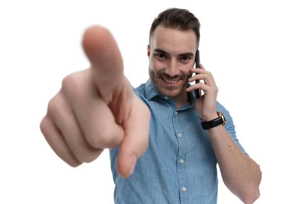 Feliz Homem Casual Falando Telefone Sorrindo Apontando Enquanto Vestindo Camisa — Fotografia de Stock